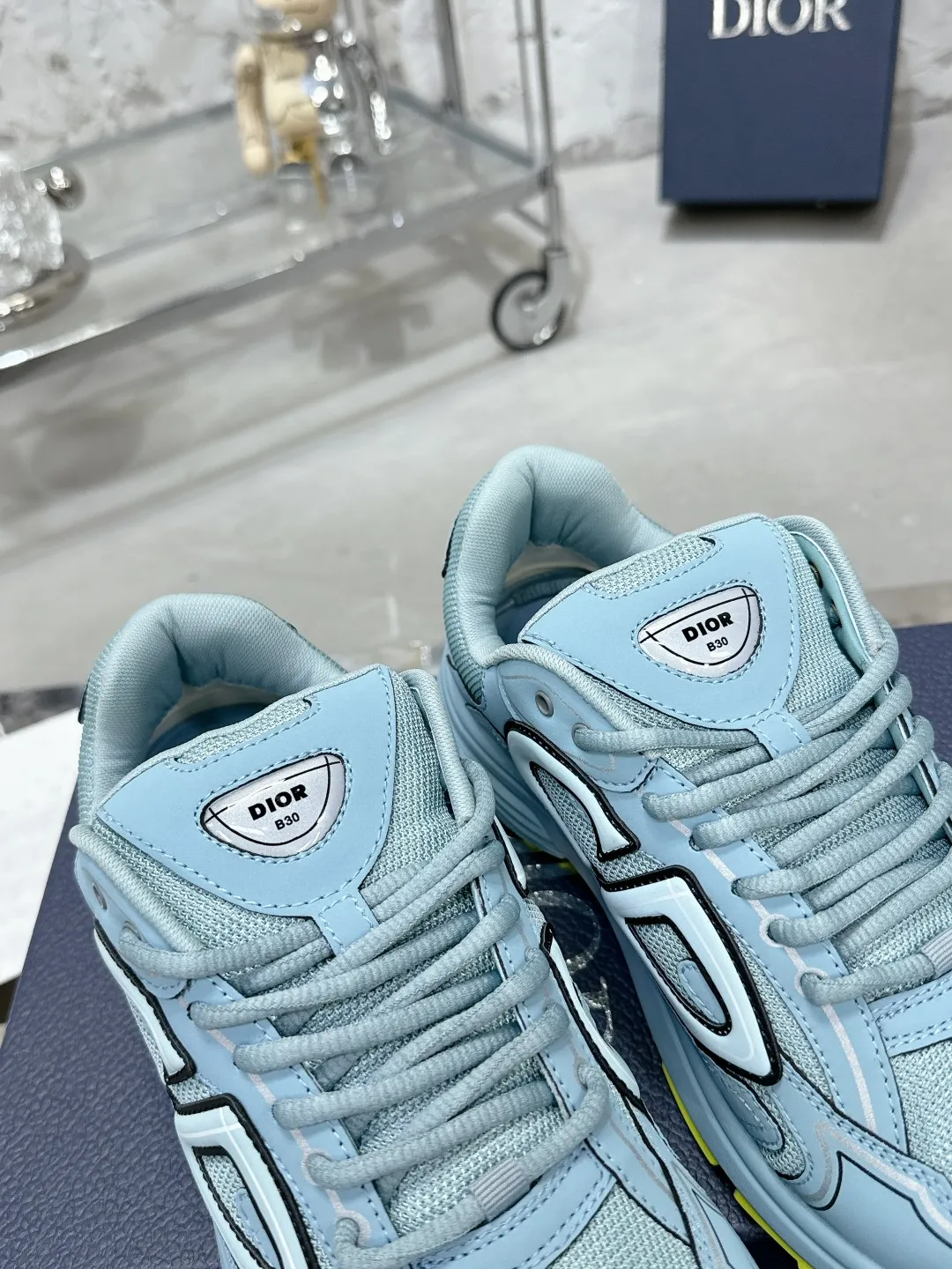 Men's men's shoes 💰600❤️❤️❤️High version Dior Dior's latest color matching B30 series reflective dad sneakers original 17380💰 purchased for development and production Brand new B30 sneakers Dad Shoes style shoes that follow the trend of the retro market The Dior logo on the tongue also indicates that this pair of shoes is the B30 model! B30 uses fine-textured leather and mesh cloth materials to form a shoe body. There are conspicuous letters CD on both sides of the shoe body to indicate identity. Many lines on the shoe body outline details to make the shoes look less monotonous and full of retro flavor. The delivery counter is exquisitely packaged🛍📦 ▪️Fabric: Original customized technical fabric + mesh ▪️Inner lining: Customized breathable lining ▪️Outsole: Original molded IP foam + TPU outsole ▪️Sole thickness: 3.5CM ▪️Size: Women’s size 35-40 / Men’s size 39-46